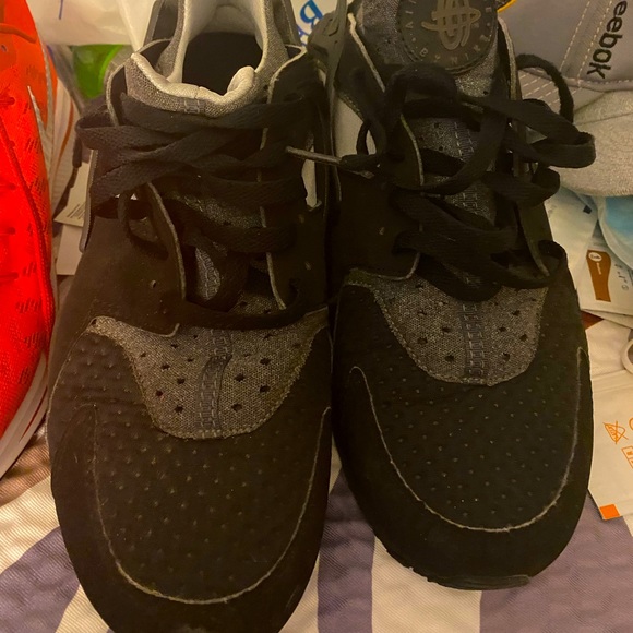 Brand new pair of Nike huaraches - Picture 1 of 5
